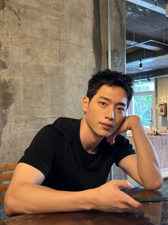 서강준 [사진=맨오브크리에이션 SNS]