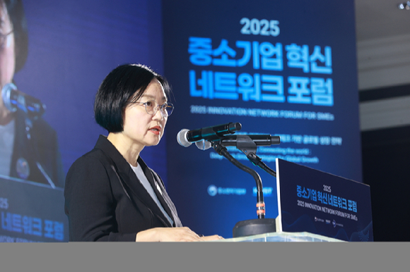 한성숙 중소벤처기업부 장관이 4일 제주 그랜드 조선에서 열린 '2025 중소기업 혁신 네트워크 포럼'에서 인사말을 하고 있다. [사진=중소벤처기업부]