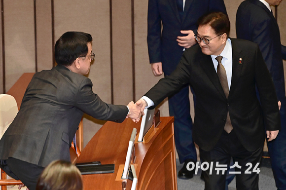 최상목 대통령 권한대행 부총리 겸 기획재정부 장관이 우원식 국회의장과 10일 오전 서울 여의도 국회에서 열린 제422회 국회(임시회) 제2차 본회의에서 인사를 하고 있다. [사진=곽영래 기자]