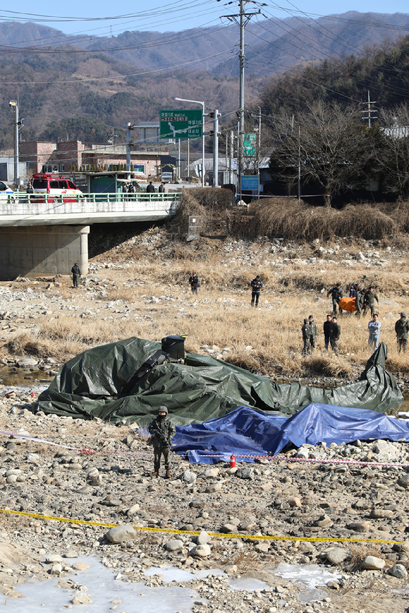 9일 경기도 가평군 조종면 현리에서 육군 코브라 헬기가 추락해 군 당국이 현장을 통제하고 있다. [사진=연합뉴스]