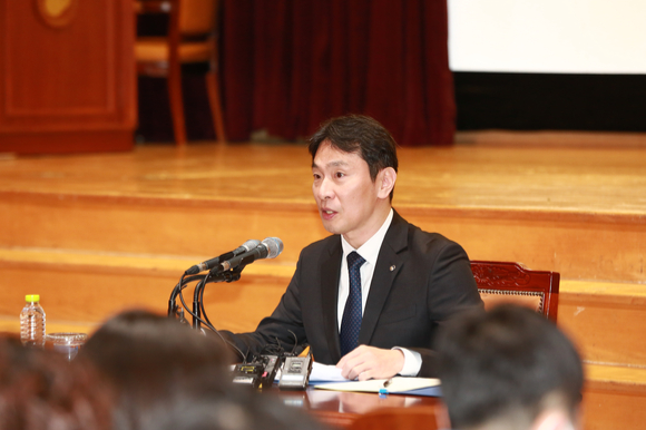  고용노동부와 금융감독원은 금융기관이 퇴직연금사업자로서 준수해야 하는 사회적 책무로 가입자 보호와 수익률 제고 노력 등을 강조했다. 이복현 금융감독원장이 지난 6일 오전 서울 여의도 금융감독원에서 열린 기자간담회에서 발언하고 있다. [사진=금융감독원]