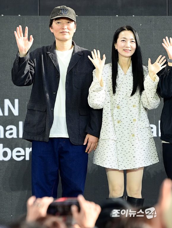 배우 정재영-김주령-김성윤 감독-배우 이이경-김아영이 9일 부산 해운대구 영화의전당에서 열린 제31회 부산국제영화제 '세대유감' 오픈토크에 참석하고 있다. [사진=정소희 기자]