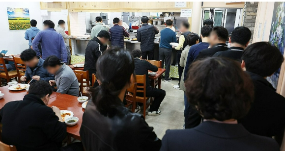 서울 종로구 한 한식 뷔페 식당에서 손님들이 줄을 서서 기다리고 있다. [사진=연합뉴스]