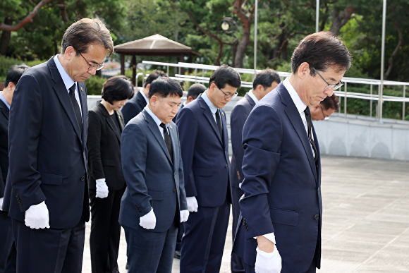 윤건영 충북교육감(오른쪽)과 도교육청 직원들이 15일 청주 삼일공원 항일독립운동기념탑에서 참배하고 있다. [사진=충북교육청]