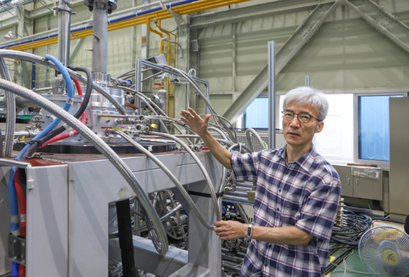 염한길 한국기계연구원 책임연구원이 터보-브레이튼 극저온 냉각시스템 원리를 설명하고 있다 [사진=기계연]