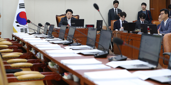 장제원 과방위원장이 26일 오전 서울 여의도 국회에서 열린 과학기술정보방송통신위원회 전체회의에서 야당이 불참한 가운데 회의 진행을 하고 있다. [사진=뉴시스]