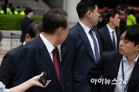 윤석열 전 대통령이 19일 서울 서초구 중앙지방법원에서 열린 내란 우두머리 혐의, 직권남용 권리행사방해 혐의 사건 4차 공판의 오전 재판 종료 후 점심 식사를 위해 나서고 있다. [사진=사진공동취재단]