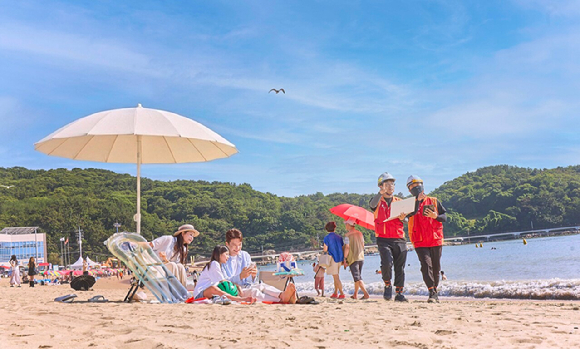 사진은 영종도 을왕리 해수욕장에서 네트워크 시설을 점검 중인 SKT 구성원들의 모습 [사진=SKT]