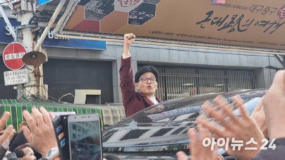 한동훈 국민의힘 비상대책위원장이 21일 대구 서문시장에서 시민들에게 인사하고 있다. [사진=박정민 기자]