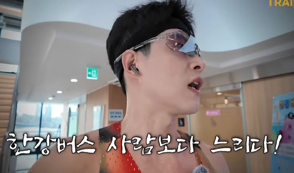 한 러닝 유튜버가 마곡에서 잠실을 오가는 '한강버스'와의 속도 대결에서 승리했다. 사진은 유튜버 '진코치'. [사진=유튜브 '마라트레이너']