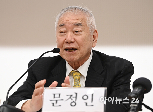 문정인 연세대 명예교수가 2일 오후 서울 여의도 국회도서관 대강당에서 'K민주주의와 한반도평화'라는 주제로 열린 포럼에서 발언을 하고 있다. [사진=곽영래 기자]