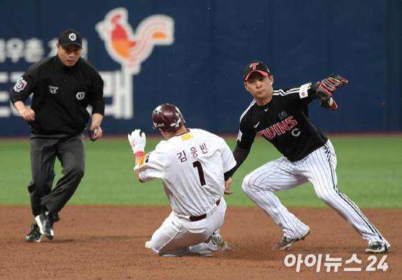 5일 오후 서울 고척스카이돔에서 '2023 KBO리그' LG 트윈스 대 키움 히어로즈의 경기가 펼쳐졌다. 키움 공격 3회말 무사 김웅빈이 1루타를 치고 2루까지 향하다 LG 오지환에게 태그아웃 당하고 있다. [사진=정소희 기자]