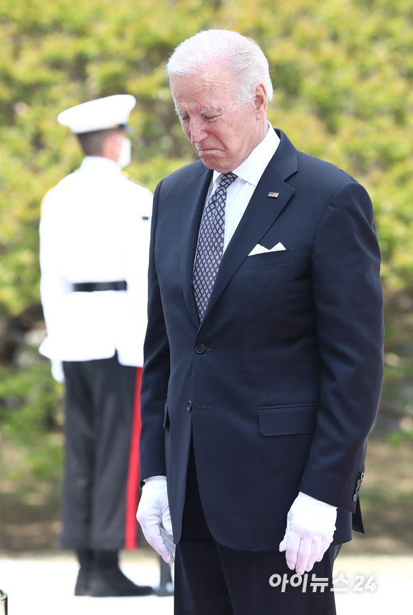방한 중인 조 바이든 미국 대통령이 21일 오후 서울 동작구 국립서울현충원을 찾아 참배를 하고 있다. [사진=사진공동취재단]