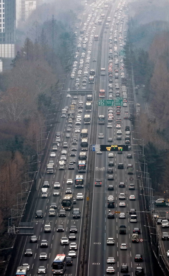 설 연휴를 앞둔 13일 서울 서초구 반포IC 인근 경부고속도로 차량 통행이 정체되고 있다. [사진=연합뉴스]
