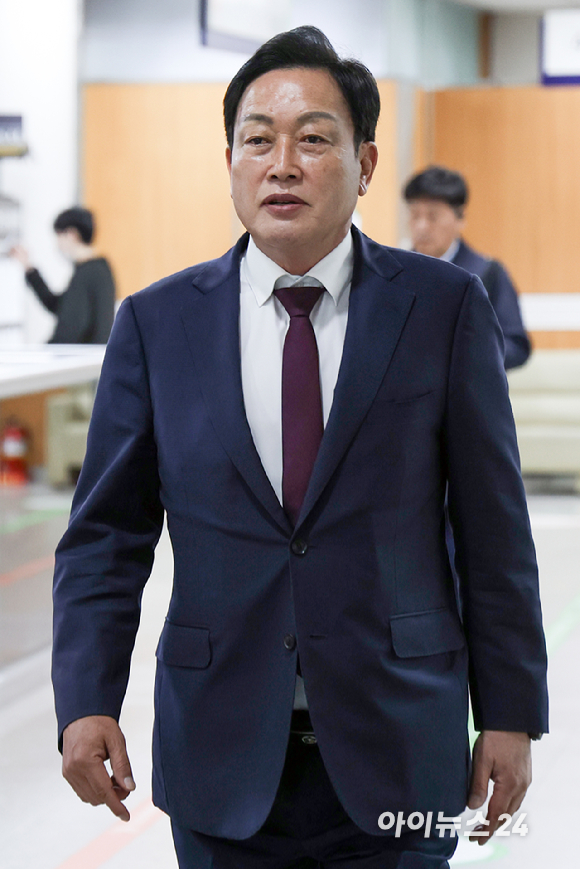 김선교 국민의힘 의원이 20일 서울 서초구 서울중앙지방법원에서 열린 양평 공흥지구 특혜 의혹&middot;특경법 배임 등 관련 공판에 출석하고 있다. 2026.4.20 [사진=사진공동취재단]