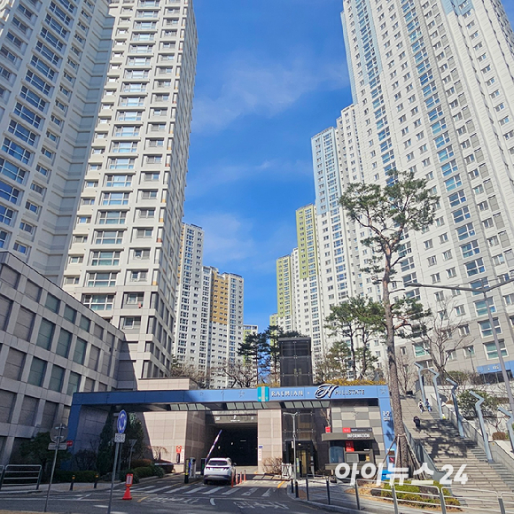 강남3구의 아파트값 하락세가 강동구와 동작구 등으로 확산하는 모양새다. 사진은 강동구 고덕래미안힐스테이트 전경. 2026.03.19 [사진=이효정 기자 ]