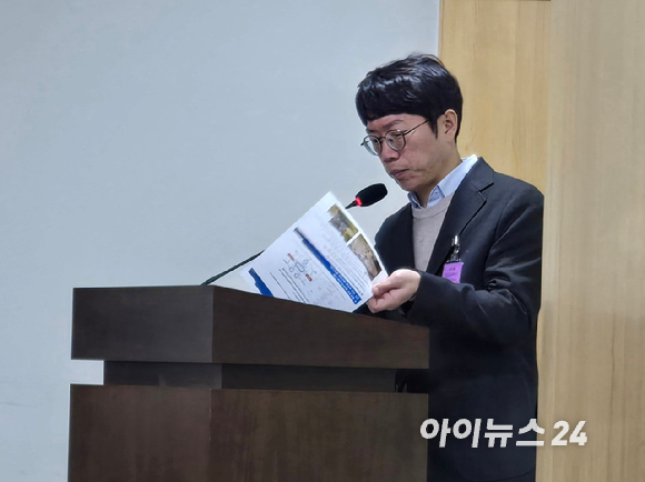 심순형 산업연구원 안보전략산업팀장이 15일 국회에서 열린 '논산 국가방산단과 한국형 국방 클러스터 구축을 위한 세미나'에서 발언하고 있다. [사진=최란 기자]