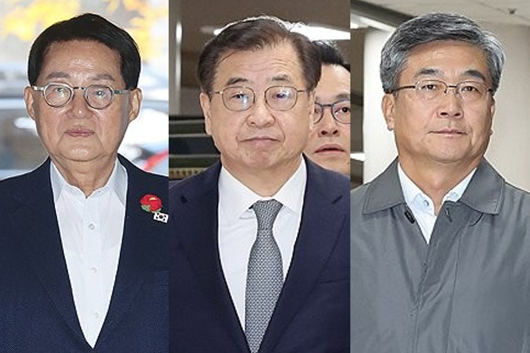 2020년 9월 서해에서 발생한 공무원 피격 사건을 은폐하려 한 혐의로 재판에 넘겨진 박지원 전 국가정보원장(왼쪽부터), 서훈 전 청와대 국가안보실장, 서욱 전 국방부 장관이 5일 서울중앙지법에서 열린 결심 공판에 출석하고 있다. 2025.11.5 [사진=연합뉴스]