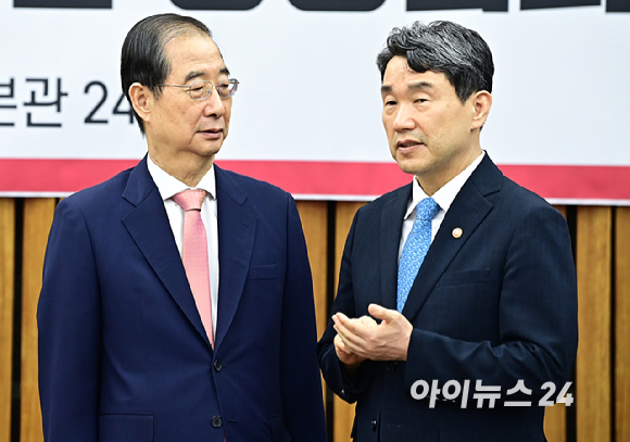 한덕수 국무총리와 이주호 사회부총리 겸 교육부장관이 12일 오후 서울 여의도 국회에서 열린 지역·필수의료체계 개선을 위한 당정협의회에 앞서 대화를 나누고 있다. [사진=곽영래 기자]