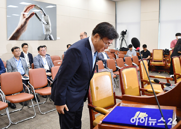 유상임 과학기술정보통신부 장관 후보자가 8일 오전 서울 여의도 국회 과학기술정보방송통신위원회에서 열린 인사청문회에서 선서에 앞서 인사를 하고 있다. [사진=곽영래 기자]