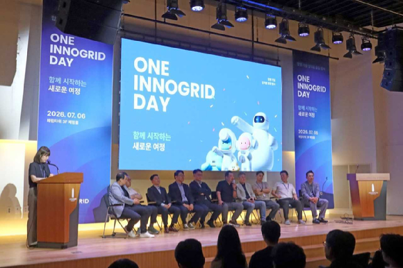 지난 6일 서울 중구 페럼타워에서 열린 '원 이노그리드 데이'(One INNOGRID Day) 행사에서 김명진 이노그리드 대표(가운데)가 발언하고 있는 모습. [사진=이노그리드]