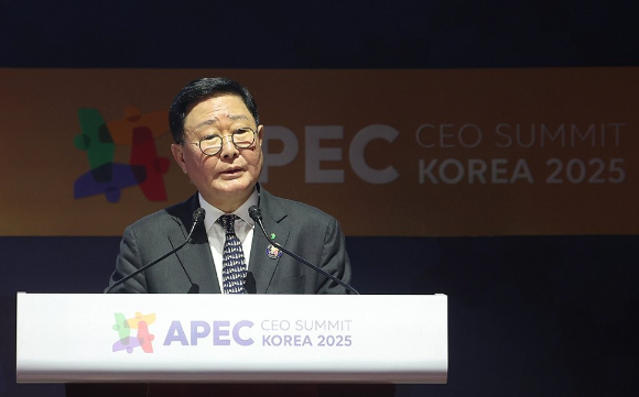 조석 HD현대 부회장이 29일 경북 경주 예술의전당에서 열린 아시아태평양경제협력체(APEC) 정상회의 최고경영자(CEO) 서밋(Summit)에서 '지속 가능한 미래를 위한 탄소 중립과 에너지 안보'를 주제로 연설하고 있다. [사진=연합뉴스]