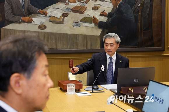 신현송 한국은행 총재가 28일 서울 중구 한국은행 본관에서 열린 취임 후 첫 금융통화위원회 본회의를 주재하고 있다. [사진=사진공동취재단]