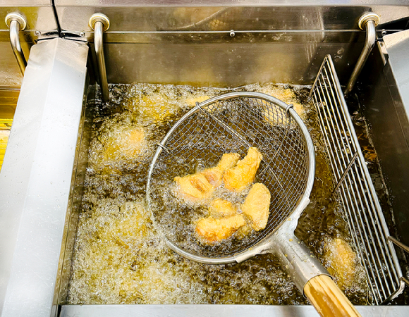 교촌치킨이 가맹점주들의 매장운영 지원을 위해 연말까지 한시적으로 전용유 출고가를 9.7% 인하한다. [사진=교촌에프앤비]