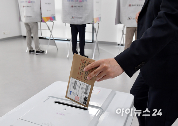 제9회 전국동시지방선거 사전투표 첫 날인 29일 오전 서울 중구 소공동행정복합청사에 마련된 사전투표소에서 권자들이 소중한 한 표를 행사하고 있다.사전투표는 29일~30일 이틀간 오전 6시부터 오후 6시까지 전국 3571개 사전투표소에서 일제히 실시된다. [사진=곽영래 기자]