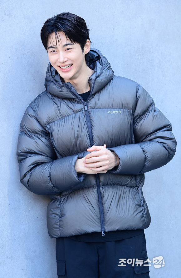 배우 변우석이 23일 오후 서울 성동구 코사이어티 서울숲에서 진행된 DISCOVERY WINTER BASE CAMP 포토콜 행사에 참석하고 있다. [사진=정소희 기자]