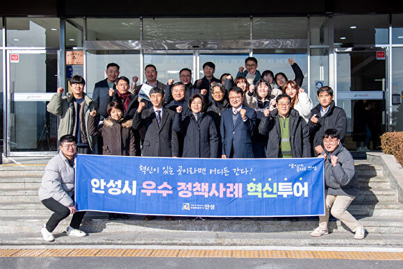 안성시 우수정책사례 혁신투어단이 19일 제천을 방문해 제천축구센터 시설 등을 견학하고 있다. [사진=제천시]