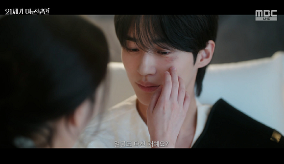 '대군부인' 변우석♥아이유, 병원서 서로 걱정하며 꽁냥꽁냥...'어깨수술' 변우석 "이리와 나 아파"