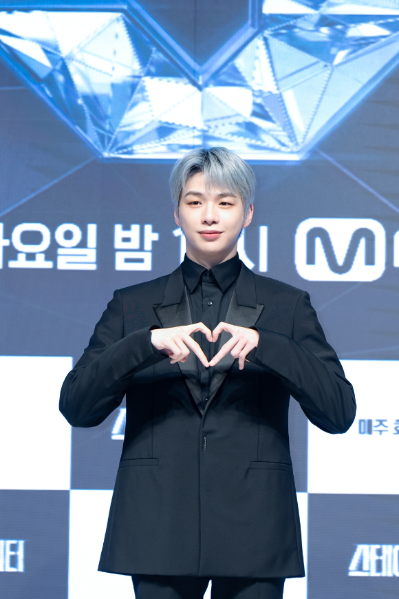 강다니엘이 24일 서울 강남구 엘리에나 호텔 서울에서 열린 Mnet '스테이지 파이터' 제작발표회에서 포즈를 취하고 있다. [사진=Mnet]