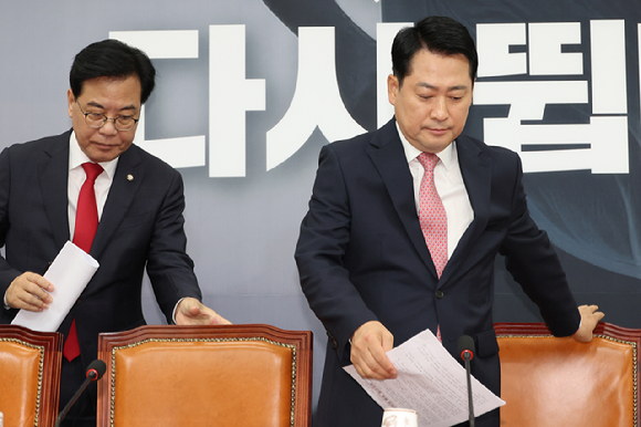 국민의힘 장동혁 대표와 송언석 원내대표가 8일 서울 여의도 국회에서 열린 최고위원회의에 참석하고 있다. 2025.9.8 [사진=연합뉴스]