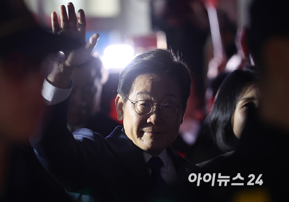 이재명 더불어민주당 대통령 후보가 당선이 확실시된 가운데 4일 서울 여의도 더불어민주당 당사에 들어서며 손을 흔들고 있다. [사진=곽영래 기자]