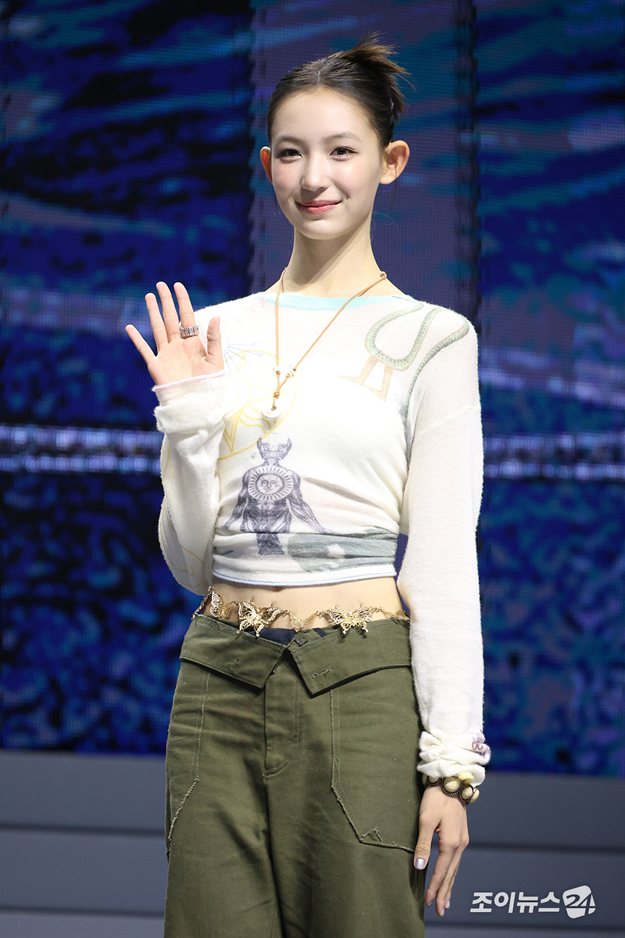 그룹 튜이드 이하늬가 24일 오후 서울 광진구 예스24라이브홀에서 진행된 튜이드(TUIDE) 데뷔 앨범 '튠 앤 플레이'(TUNE & PLAY) 발매 기념 쇼케이스에 참석해 포즈를 취하고 있다. [사진=문수지 기자]