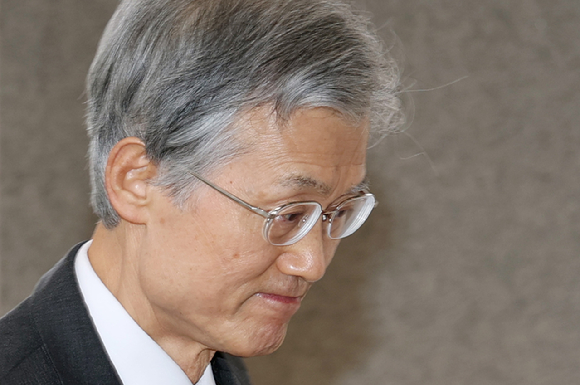 김민석 더불어민주당 신임 당대표가 18일 서울 여의도 국회에서 강훈식 대통령 비서실장과 홍익표 청와대 정무수석을 접견해 인사말을 하고 있다. [사진=곽영래 기자]