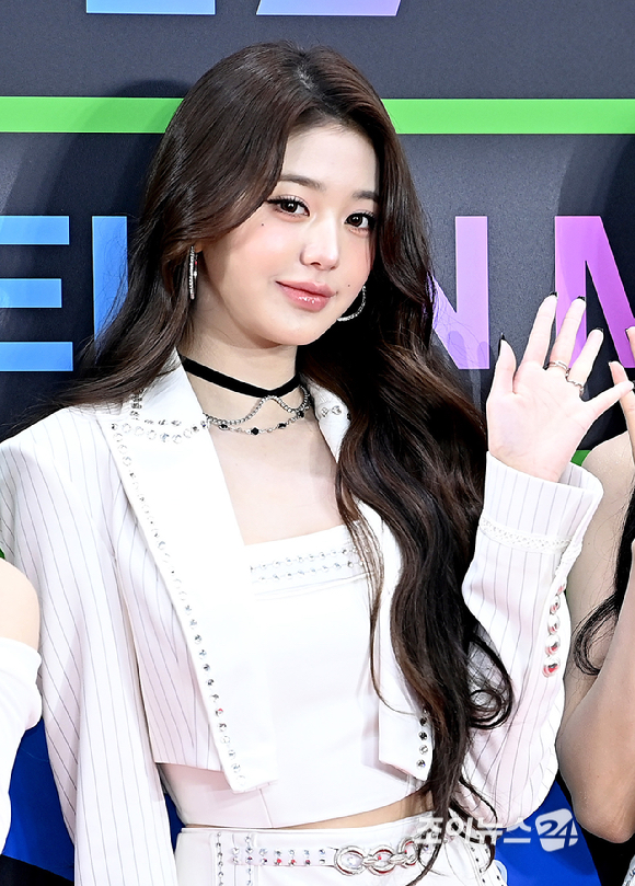 아이브 장원영이 20일 서울 구로구 고척돔에서 열린 '2025 멜론뮤직어워드(MMA2025)' 레드카펫에서 포즈를 취하고 있다.