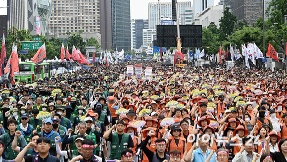 민주노총 조합원들이 15일 서울 종로구 동화면세점 앞에서 열린 '원청교섭 원년, 초기업교섭 돌파! 모든 노동자의 노동기본권 쟁취! 민주노총 7&middot;15 총파업대회'에서 구호를 외치고 있다.이번 총파업은 지난 3월 시행된 이른바 '노란봉투법'(개정 노동조합법)에 따라 원청의 사용자 책임을 인정하고 하청 노동자와 직접 교섭에 나설 것을 요구하기 위해 마련됐다. [사진=곽영래 기자]
