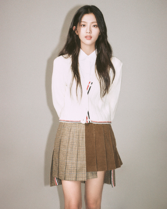 배우 신은수가 넷플릭스 영화 '고백의 역사' 인터뷰에 앞서 포즈를 취하고 있다. [사진=넷플릭스]