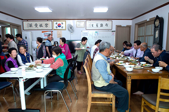 제천시가 10일부터 경로당 어르신들에 점심을 제공하는 사업을 시행한다. [사진=제천시]