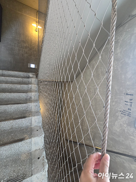 오는 5일 공식 개장을 앞둔 SK텔레콤 정보통신기술(ICT) 복합문화공간 'T팩토리 성수' 건물 외관. [사진=안세준 기자]