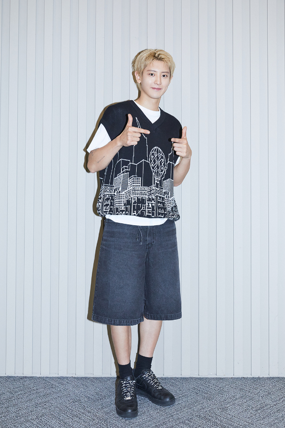 엑소 찬열이 첫 솔로 미니앨범 'Black Out'(블랙 아웃) 공개를 앞두고 포즈를 취하고 있다. [사진=SM엔터테인먼트]