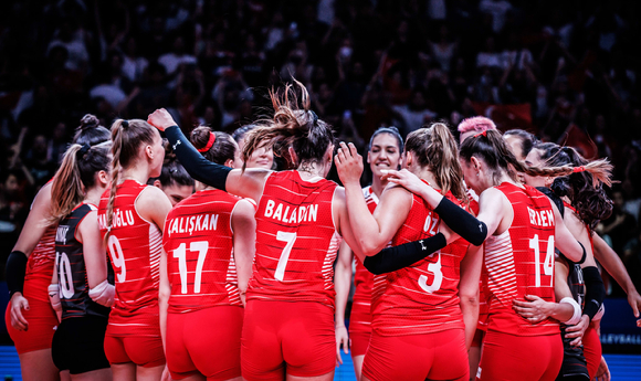 터키여자배구대표팀은 1일(한국시간) 터키 앙카라에서 열린 FIVB 주최 2022 VNL 이탈리아와 첫 경기를 세트 스코어 3-0으로 이겼다. 터키대표팀 선수들이 경기 종료 후 코트에 나와 승리 세리머니를 하고 있다. [사진= 국제배구연맹(FIVB)]