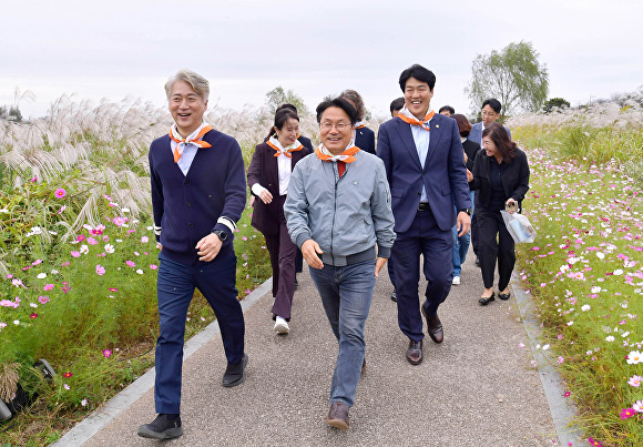 강기정 광주광역시장(오른쪽 첫번째)이 지난 6일 '제8회 광주 서창 억새축제'에 참석해 김이강 서구청장(왼쪽) 과 함께 억새길을 걸으며 행사장으로 이동하고 있다.[사진=광주시]