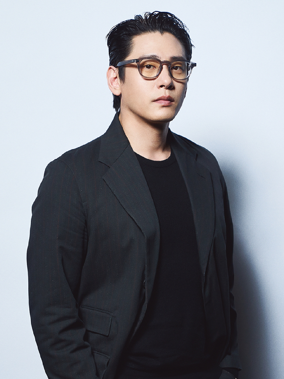 배우 유태오가 영화 '패스트 라이브즈' 인터뷰에 앞서 포즈를 취하고 있다. [사진=CJ ENM]