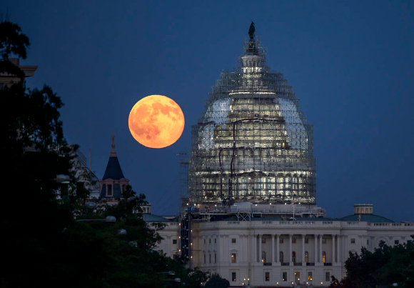 미국 워싱턴 국회의사당 위로 2015년 7월 31일 7월의 두 번째 보름달 '블루문'이 솟아올랐다. [사진=NASA]