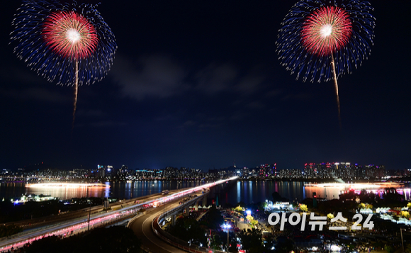 27일 저녁 서울 여의도 한강공원 일대에서 열린 '한화와 함께하는 서울세계불꽃축제 2025'에서 화려한 불꽃들이 밤 하늘을 수놓고 있다. [사진=정소희 기자]
