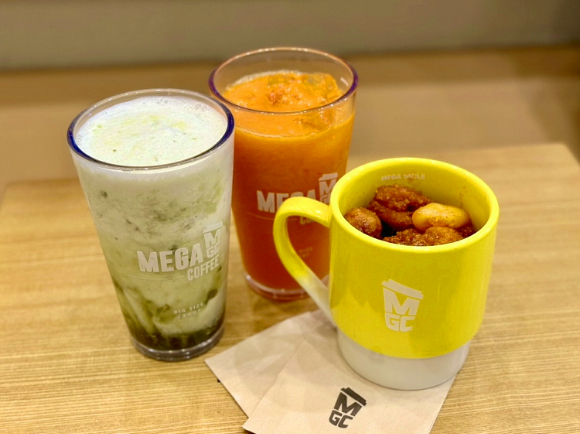 메가MGC커피 음료와 양념 컵치킨. [사진=메가MGC커피]