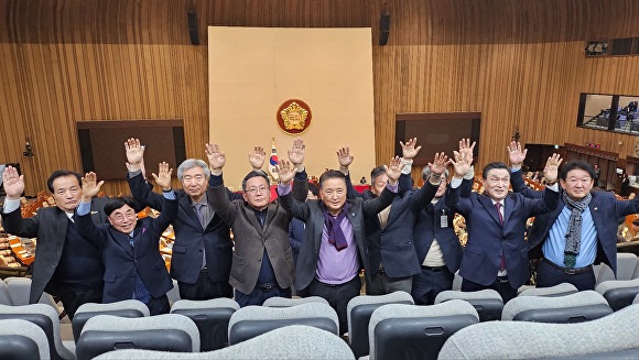 김영환 충북지사와 중부내륙특별법 제정 추진 민·관·정 공동위원들이 특별법 국회 통과 후 본회의장 방청석에서 만세를 외치고 있다. [사진=충북도]